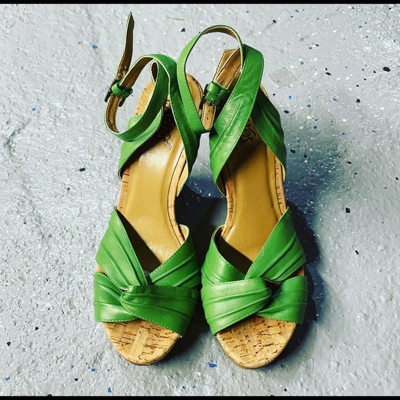 Carlos Santana Green Leather Ripple Wedges Sz 8 - Picture 2 of 4